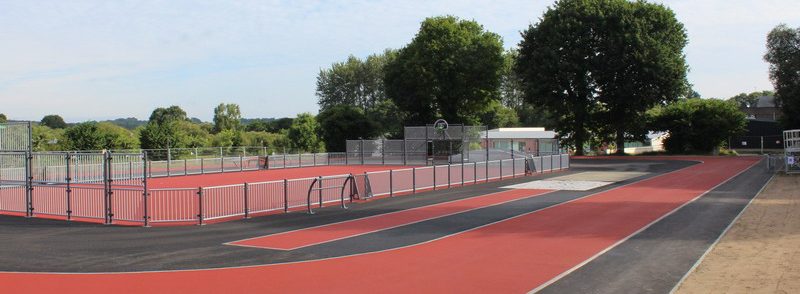 Terrain multisport et piste d’athlétisme